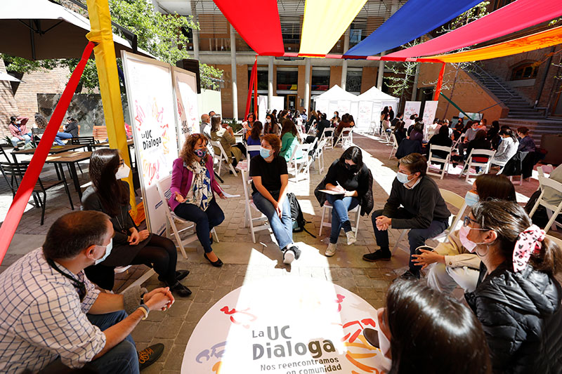 Personas reunidas en UC Dialoga, Casa Central, año 2021